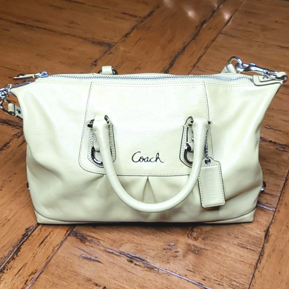 ⭐ COACH LIKE NEW ASHLEY KEYLIME PURSE. 💚